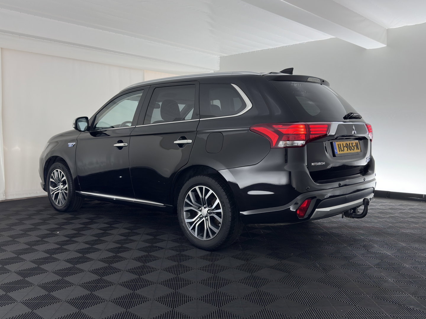 Mitsubishi Outlander 2.0 PHEV Instyle Aut. *LEATHER | FULL-LED | NAVI-FULLMAP | KEYLESS | TOPVIEW | HEATED-COMFORTSEATS | ECC | SHIFT-PADDLES | PDC | CRUISE | PRIVACY-GLASS | DAB | TOWBAR | 18''ALU*
