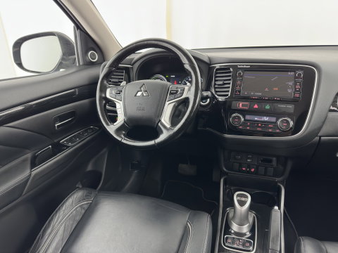 Mitsubishi Outlander 2.0 PHEV Instyle Aut. *LEATHER | FULL-LED | NAVI-FULLMAP | KEYLESS | TOPVIEW | HEATED-COMFORTSEATS | ECC | SHIFT-PADDLES | PDC | CRUISE | PRIVACY-GLASS | DAB | TOWBAR | 18''ALU*