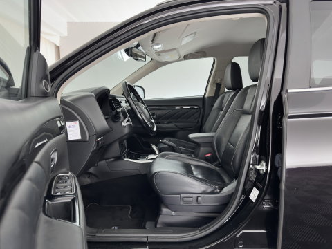 Mitsubishi Outlander 2.0 PHEV Instyle Aut. *LEATHER | FULL-LED | NAVI-FULLMAP | KEYLESS | TOPVIEW | HEATED-COMFORTSEATS | ECC | SHIFT-PADDLES | PDC | CRUISE | PRIVACY-GLASS | DAB | TOWBAR | 18''ALU*