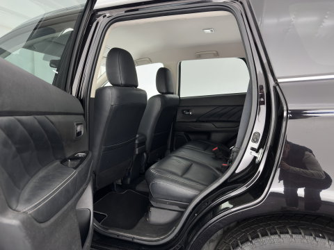 Mitsubishi Outlander 2.0 PHEV Instyle Aut. *LEATHER | FULL-LED | NAVI-FULLMAP | KEYLESS | TOPVIEW | HEATED-COMFORTSEATS | ECC | SHIFT-PADDLES | PDC | CRUISE | PRIVACY-GLASS | DAB | TOWBAR | 18''ALU*