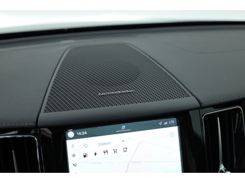 Volvo XC60 2.0 T8 Plug-in hybrid AWD Ultra Black Edition | Pano | HUD | 360Cam | Trekhaak | Harman & Kardon Audio |