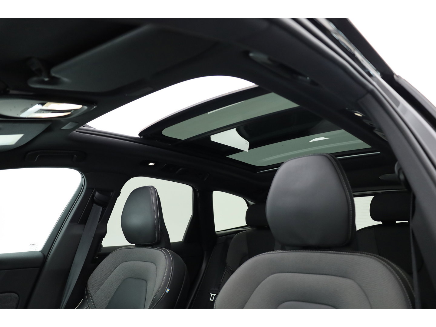 Volvo XC60 2.0 T8 Plug-in hybrid AWD Ultra Black Edition | Pano | HUD | 360Cam | Trekhaak | Harman & Kardon Audio |