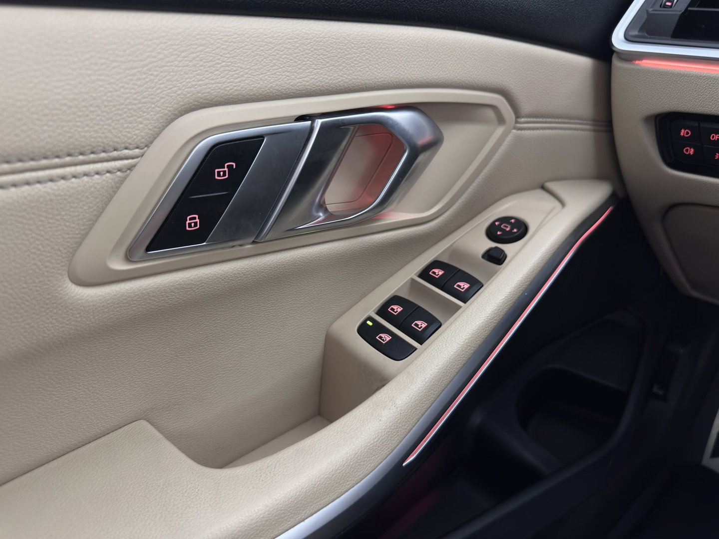 BMW 3-serie 320d High Executive Edition *LEATHER | FULL-LED | HEATED-COMFORTSEATS | DIGI-COCKPIT | NAVI-FULLMAP | AMBIENT-LIGHT | ECC | PDC | CRUISE | 17''ALU*