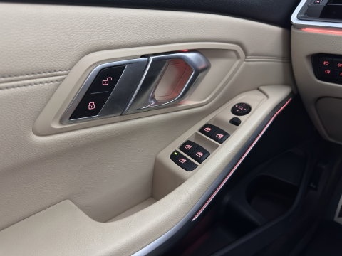BMW 3-serie 320d High Executive Edition *LEATHER | FULL-LED | HEATED-COMFORTSEATS | DIGI-COCKPIT | NAVI-FULLMAP | AMBIENT-LIGHT | ECC | PDC | CRUISE | 17''ALU*
