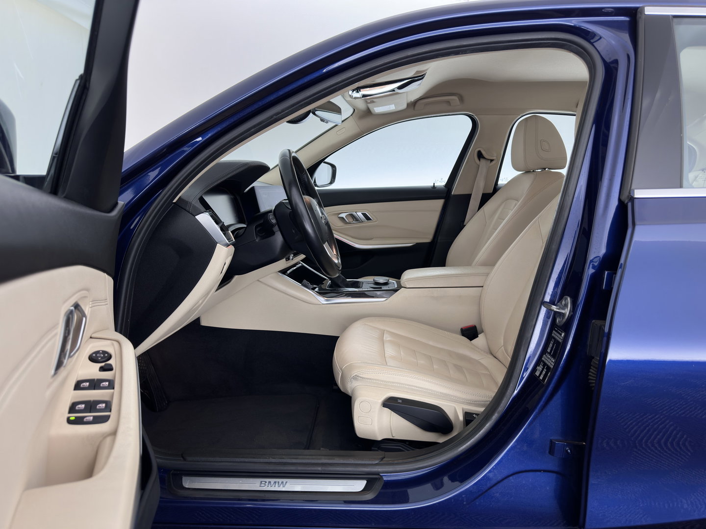 BMW 3-serie 320d High Executive Edition *LEATHER | FULL-LED | HEATED-COMFORTSEATS | DIGI-COCKPIT | NAVI-FULLMAP | AMBIENT-LIGHT | ECC | PDC | CRUISE | 17''ALU*
