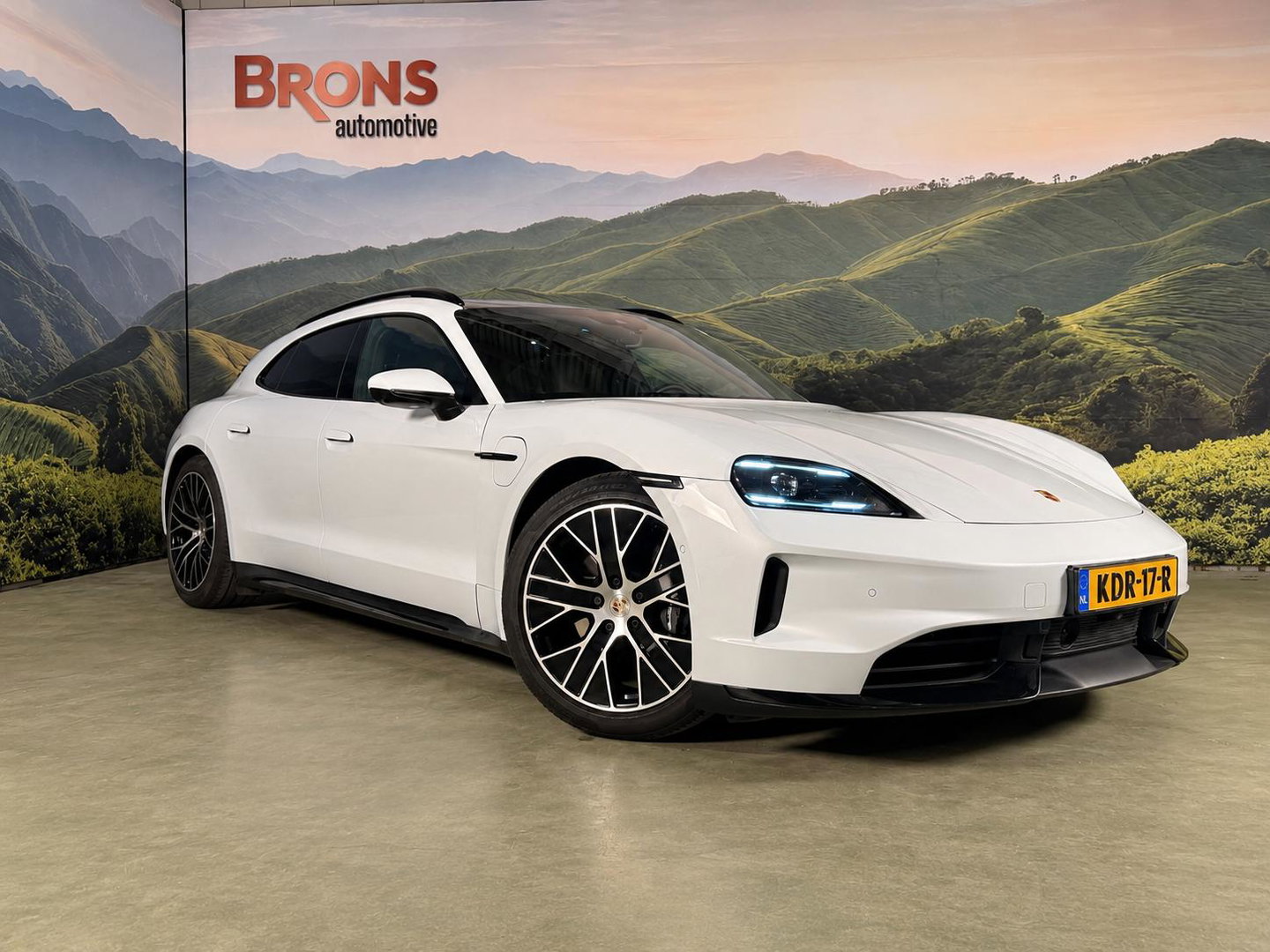 Porsche Taycan Sport Turismo Black Edition 105 kWh luchtvering l Pano l Massage l bijrijders scherm