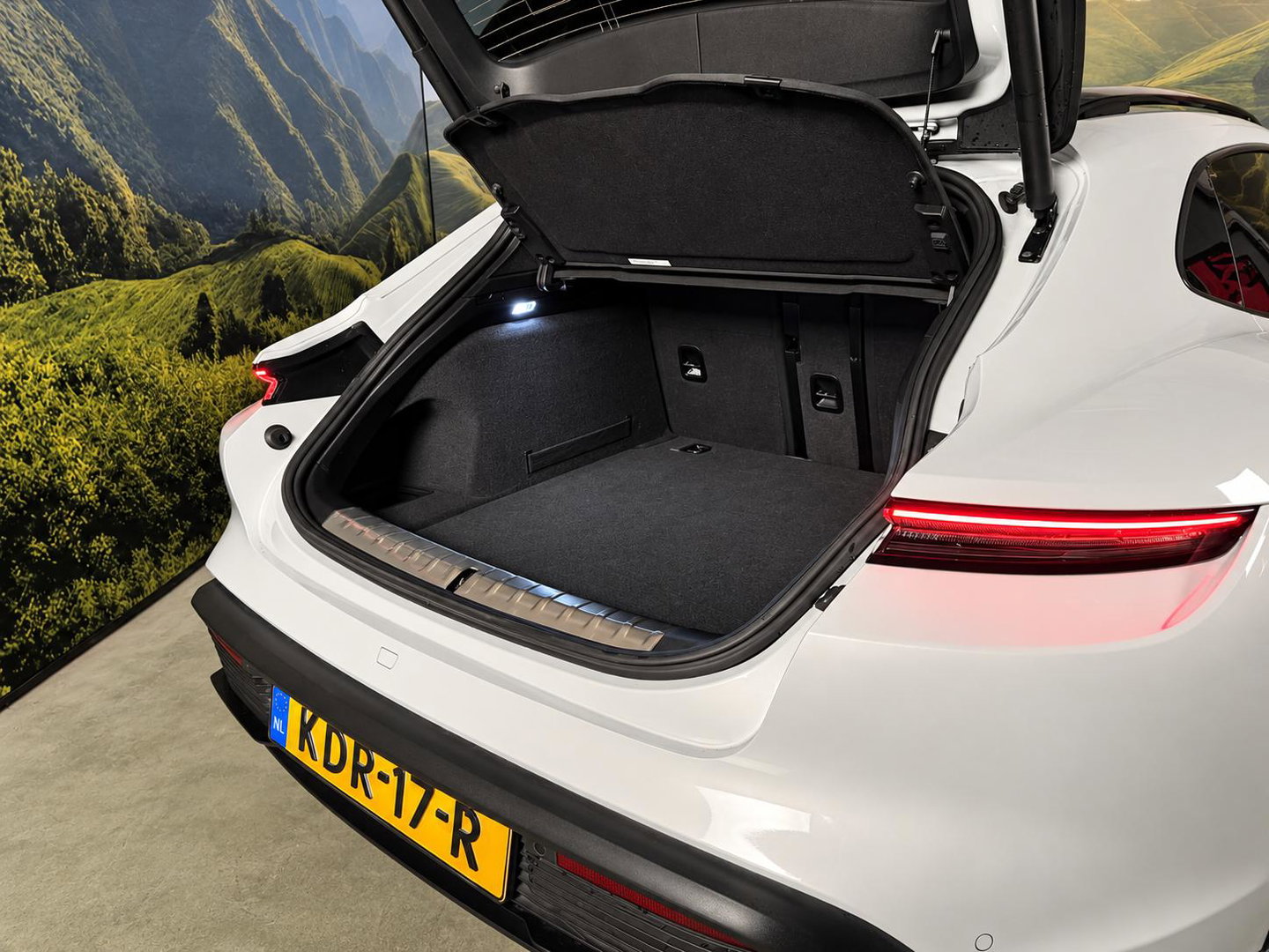 Porsche Taycan Sport Turismo Black Edition 105 kWh luchtvering l Pano l Massage l bijrijders scherm