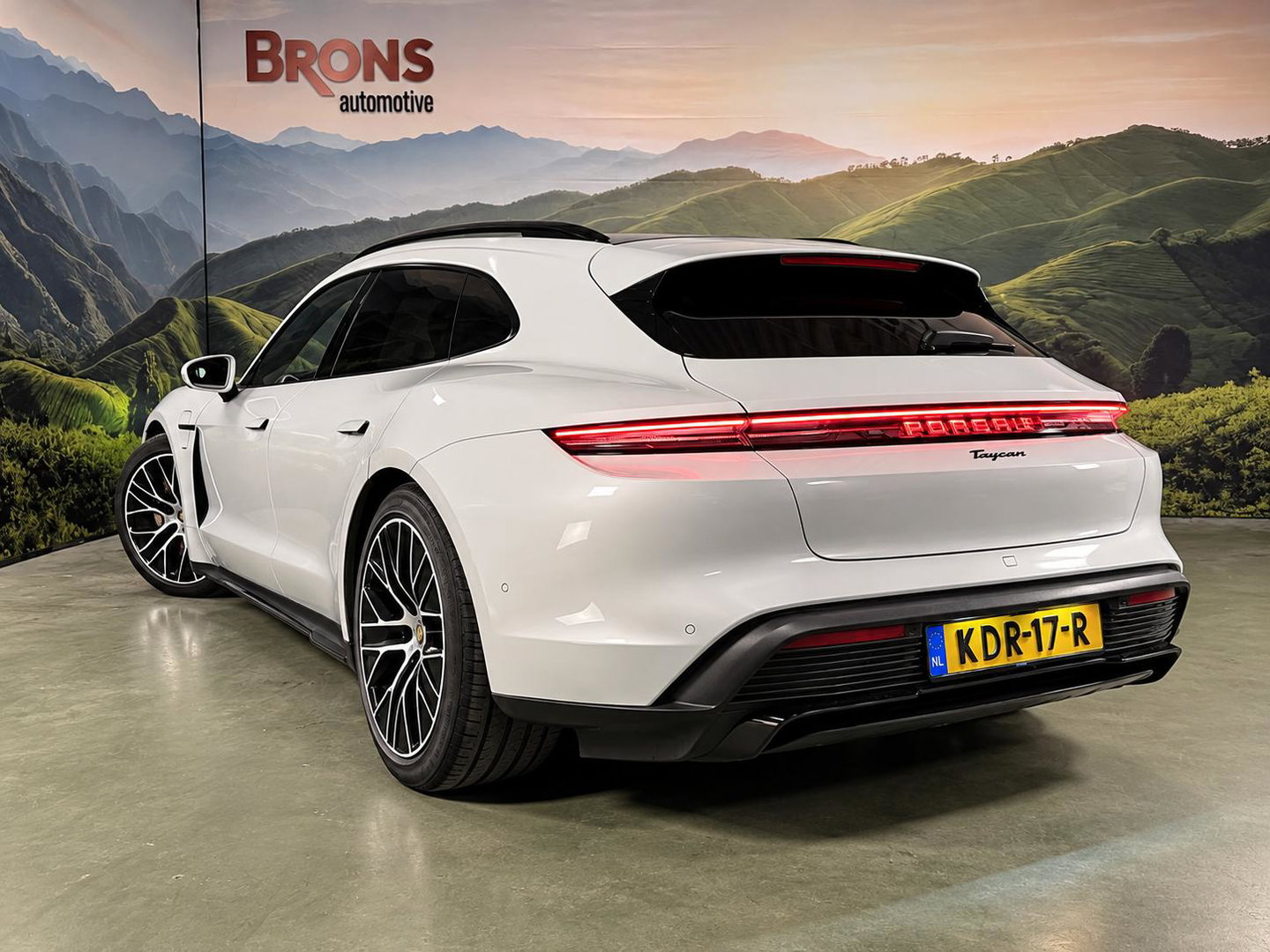 Porsche Taycan Sport Turismo Black Edition 105 kWh luchtvering l Pano l Massage l bijrijders scherm