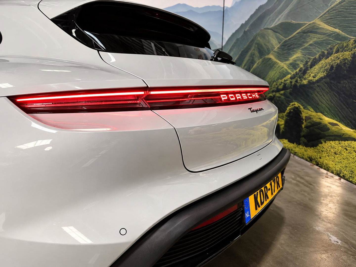 Porsche Taycan Sport Turismo Black Edition 105 kWh luchtvering l Pano l Massage l bijrijders scherm