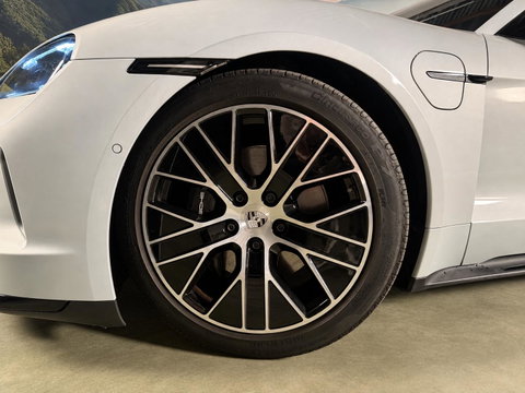 Porsche Taycan Sport Turismo Black Edition 105 kWh luchtvering l Pano l Massage l bijrijders scherm