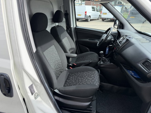 Opel Combo 1.6 CDTi 105pk L2H1 Sport / vaste prijs rijklaar € 8.950 ex btw / euro 6 / bpm vrij / lease vanaf € 151 / airco / cruise control / pdc achter / stoelverwarming / armsteun