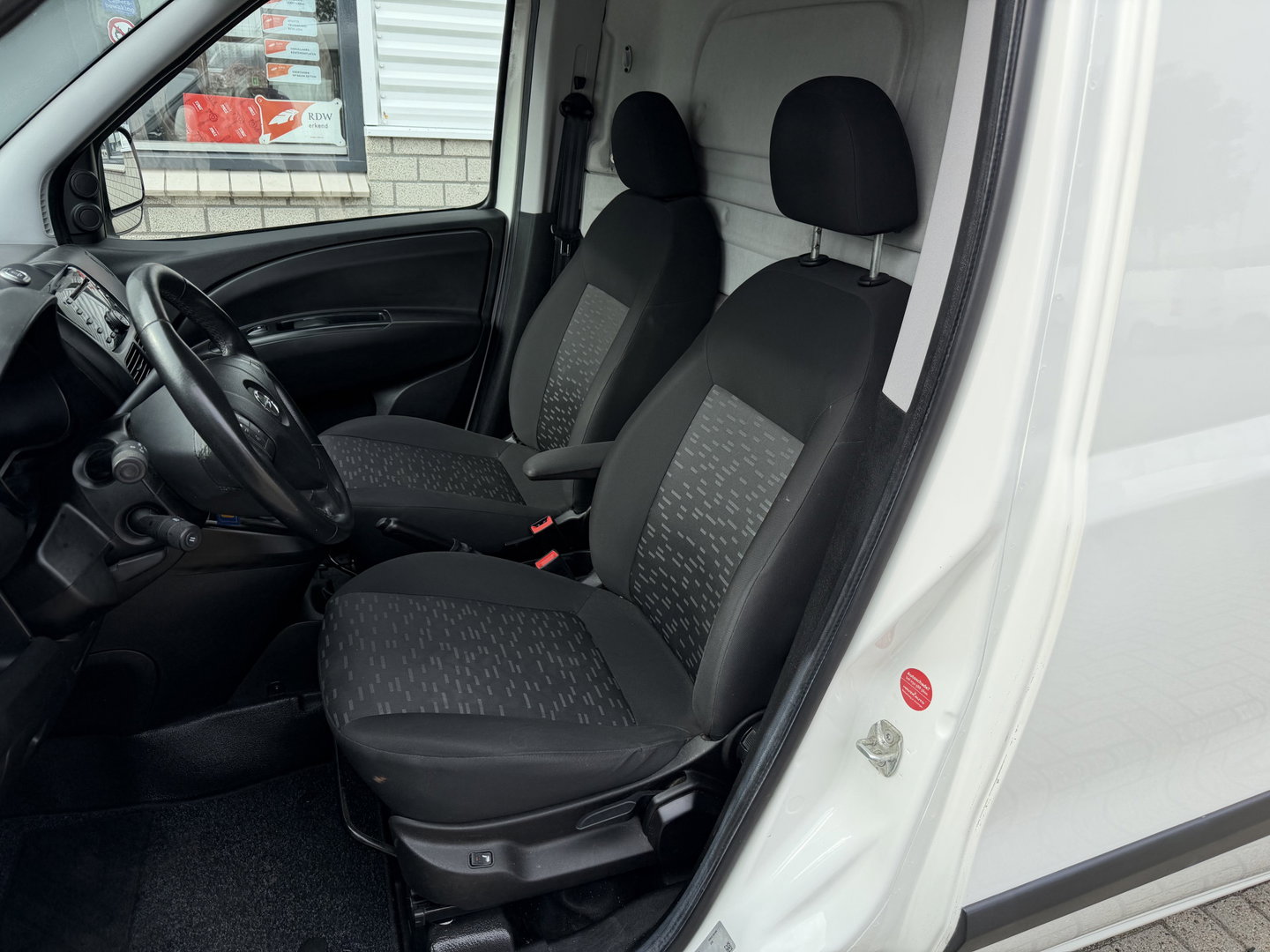 Opel Combo 1.6 CDTi 105pk L2H1 Sport / vaste prijs rijklaar € 8.950 ex btw / euro 6 / bpm vrij / lease vanaf € 151 / airco / cruise control / pdc achter / stoelverwarming / armsteun