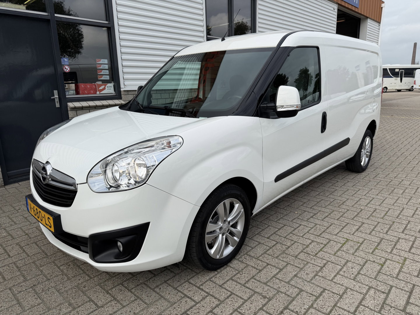 Opel Combo 1.6 CDTi 105pk L2H1 Sport / vaste prijs rijklaar € 8.950 ex btw / euro 6 / bpm vrij / lease vanaf € 151 / airco / cruise control / pdc achter / stoelverwarming / armsteun