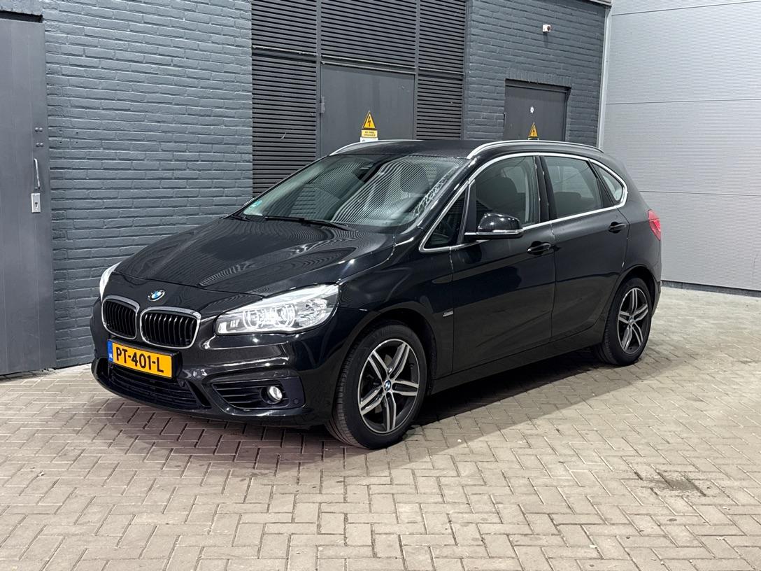 BMW 2 Serie Active Tourer 220i Centennial High Executive | Trekhaak | Head-Up | Keyless | Stoel+Stuurverwarming | Parkeerassistent | Leder | LED
