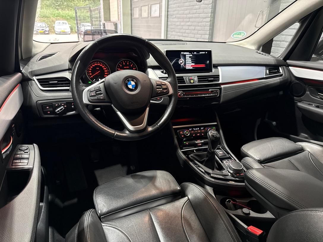 BMW 2 Serie Active Tourer 220i Centennial High Executive | Trekhaak | Head-Up | Keyless | Stoel+Stuurverwarming | Parkeerassistent | Leder | LED
