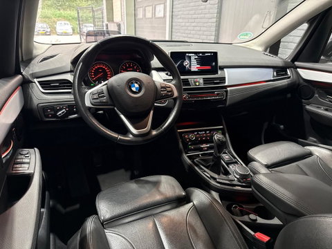 BMW 2 Serie Active Tourer 220i Centennial High Executive | Trekhaak | Head-Up | Keyless | Stoel+Stuurverwarming | Parkeerassistent | Leder | LED
