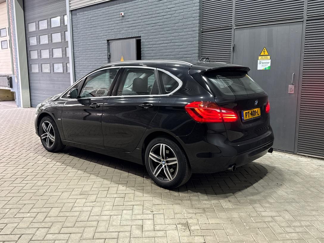 BMW 2 Serie Active Tourer 220i Centennial High Executive | Trekhaak | Head-Up | Keyless | Stoel+Stuurverwarming | Parkeerassistent | Leder | LED