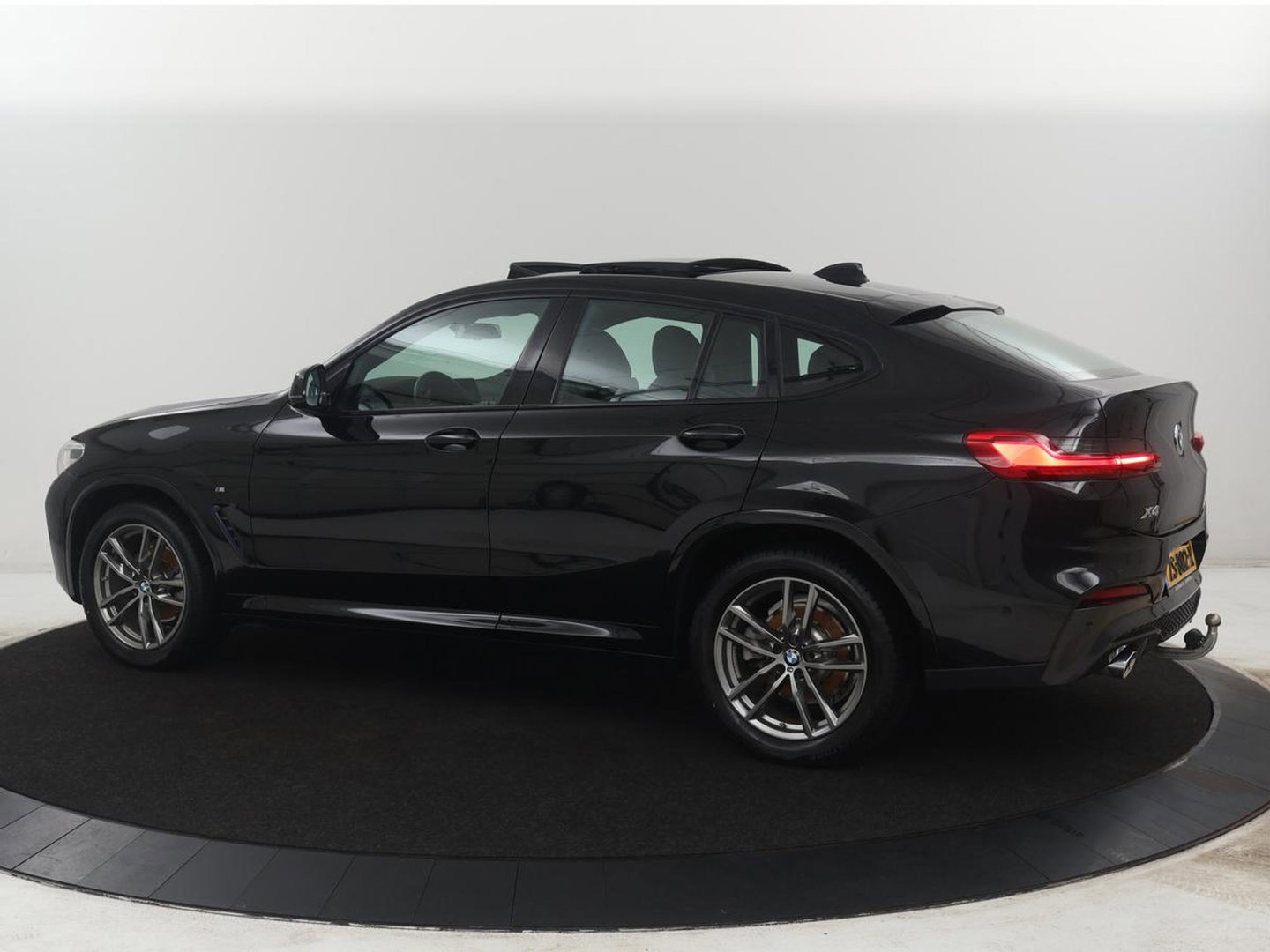 BMW X4 xDrive20i High Executive Edition M-sport | Panoramadak | Leder | Trekhaak | Camera | Sfeerverlichting | Stoelverwarming | Full LED | Climate control | Park assist | Cruise control |