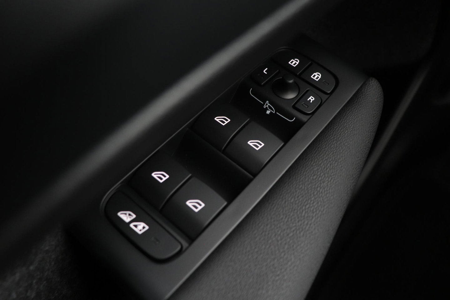 Volvo XC40 2.0 B3 Plus Black Edition | Harman/Kardon | BLIS | 360° Camera | Pilot Assist | Stoel+Stuurverwarming | Memory | ACC | 20 Inch