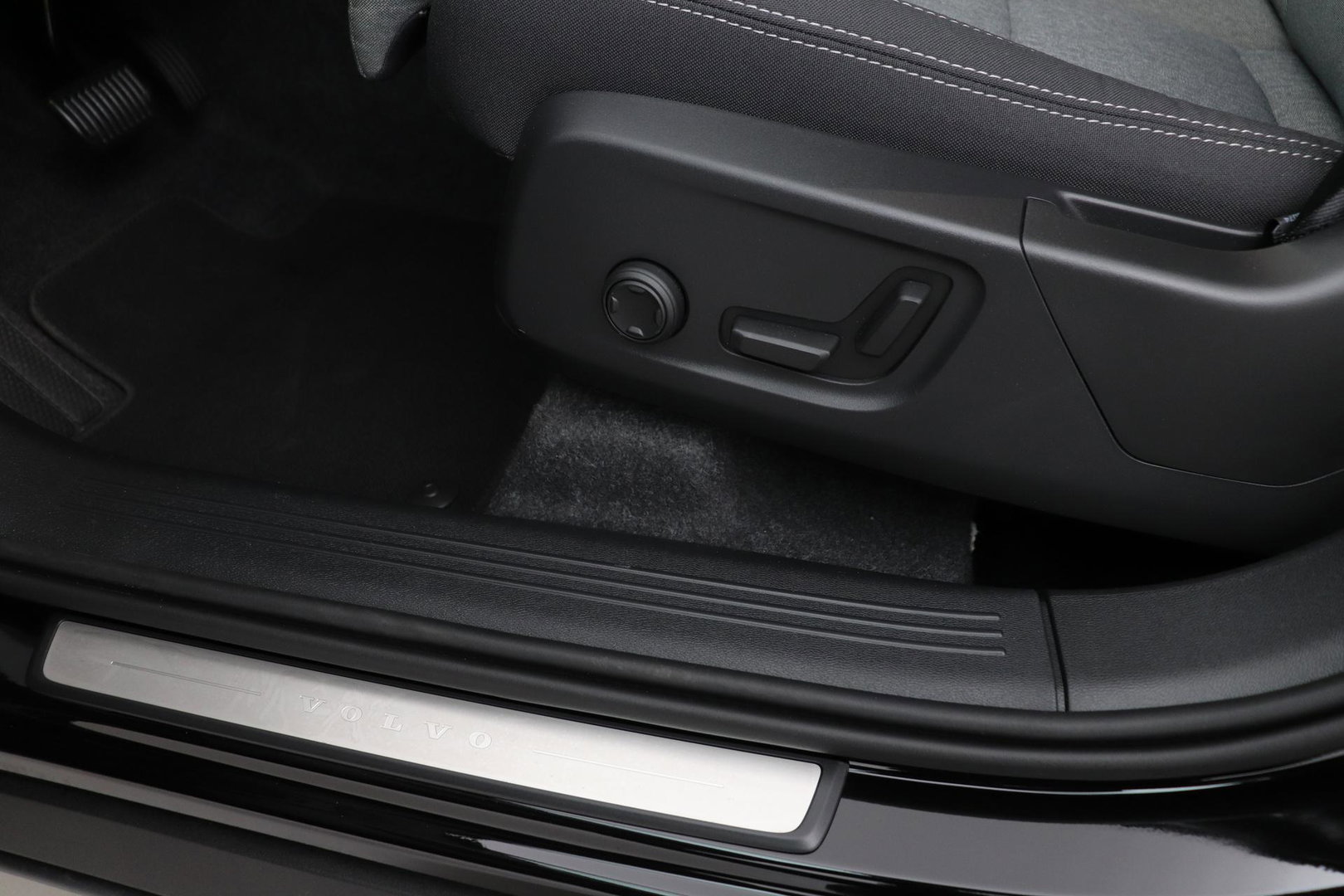 Volvo XC40 2.0 B3 Plus Black Edition | Harman/Kardon | BLIS | 360° Camera | Pilot Assist | Stoel+Stuurverwarming | Memory | ACC | 20 Inch