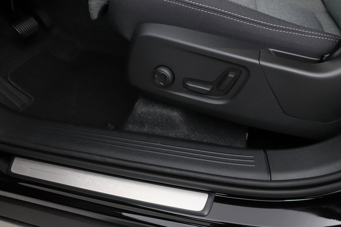 Volvo XC40 2.0 B3 Plus Black Edition | Harman/Kardon | BLIS | 360° Camera | Pilot Assist | Stoel+Stuurverwarming | Memory | ACC | 20 Inch