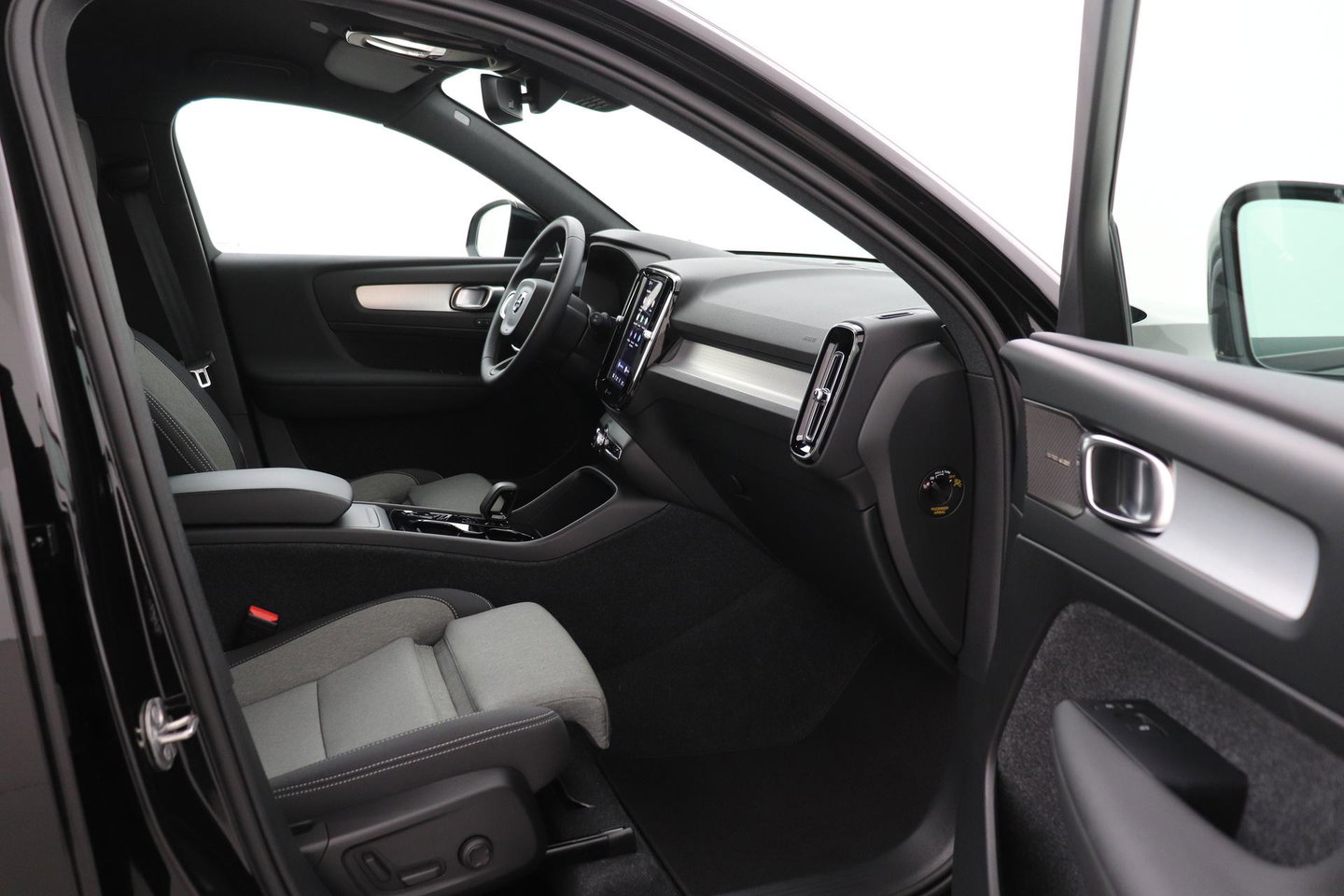Volvo XC40 2.0 B3 Plus Black Edition | Harman/Kardon | BLIS | 360° Camera | Pilot Assist | Stoel+Stuurverwarming | Memory | ACC | 20 Inch