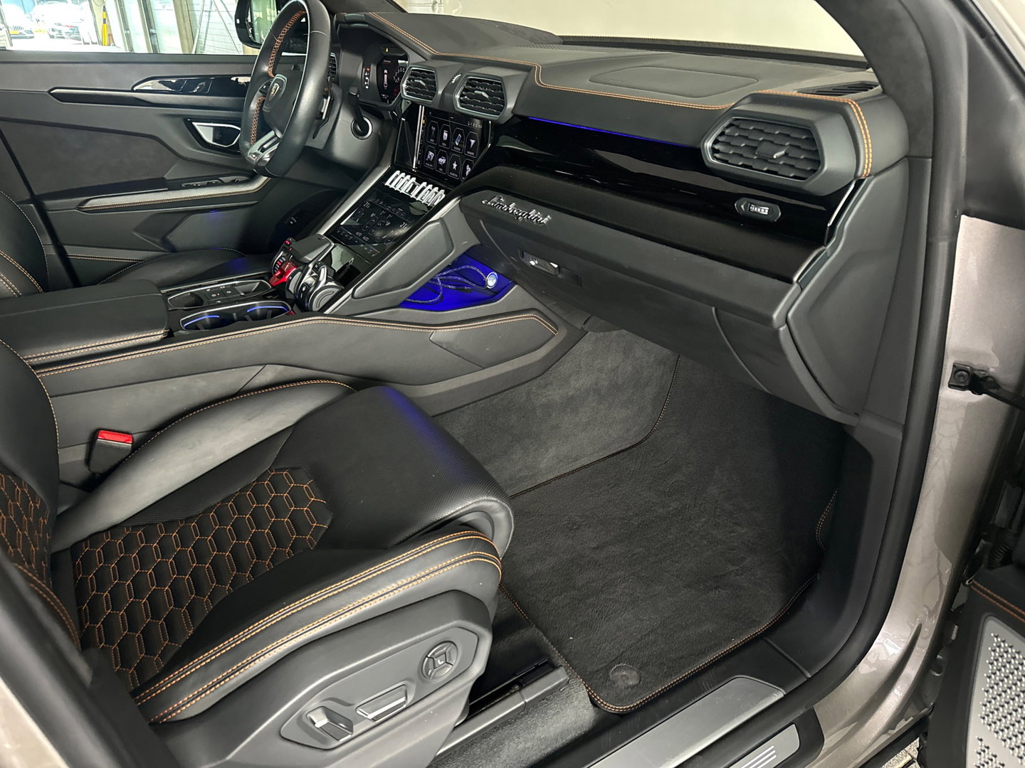 Lamborghini Urus 4.0 V8 Pano|Ceramic|B&O 3D|360 Camera|Massage