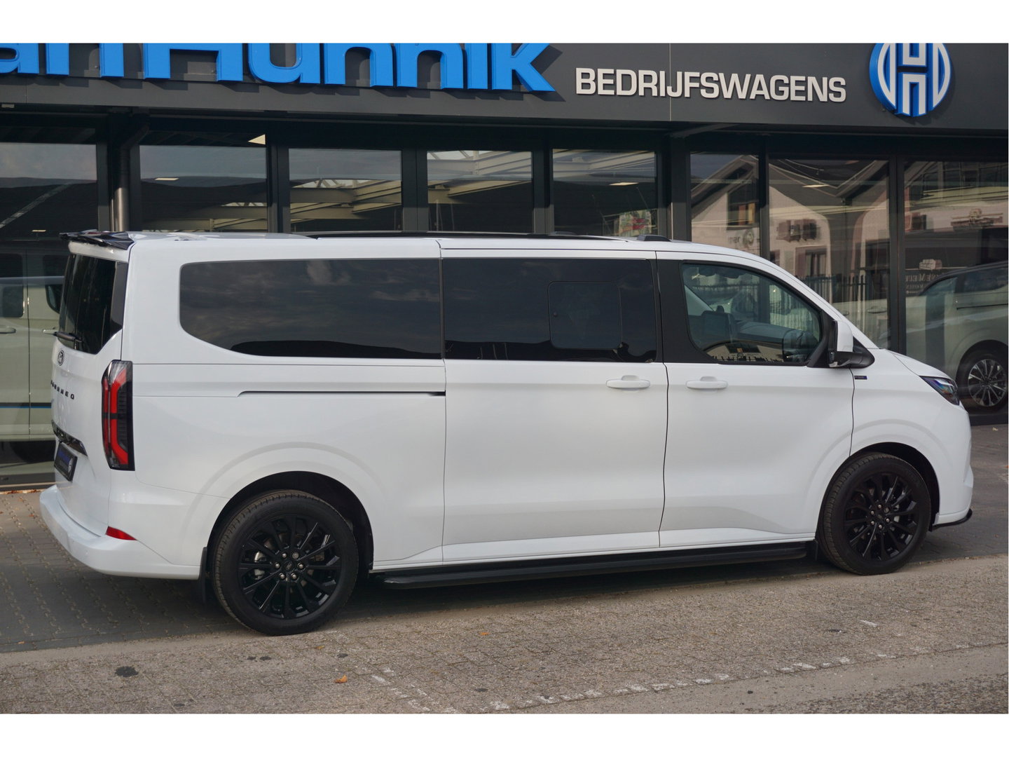 Ford Transit Custom Tourneo 340L 2.5 PHEV 233PK JWR EDITION PRIJS INCL. BPM Leder, 19" LM, B&O, Pano, Elec. Schuifdeur, Trekhaak!! NR. TR19