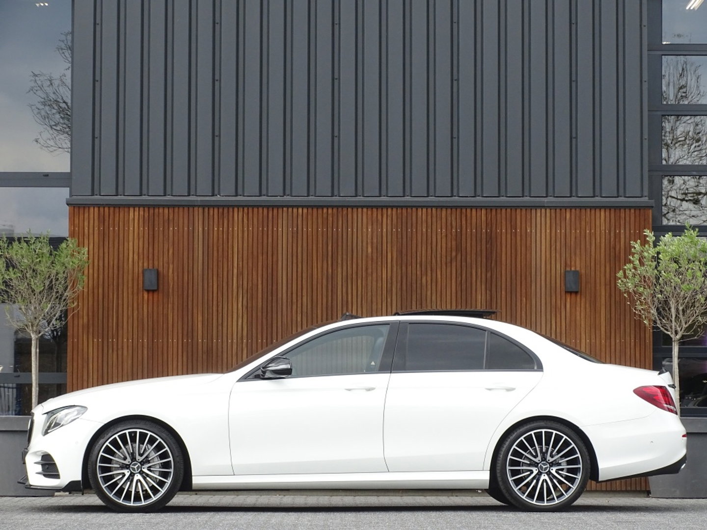Mercedes-Benz E-Klasse 220 d automaat / Prestige Plus / AMG pakket / LED