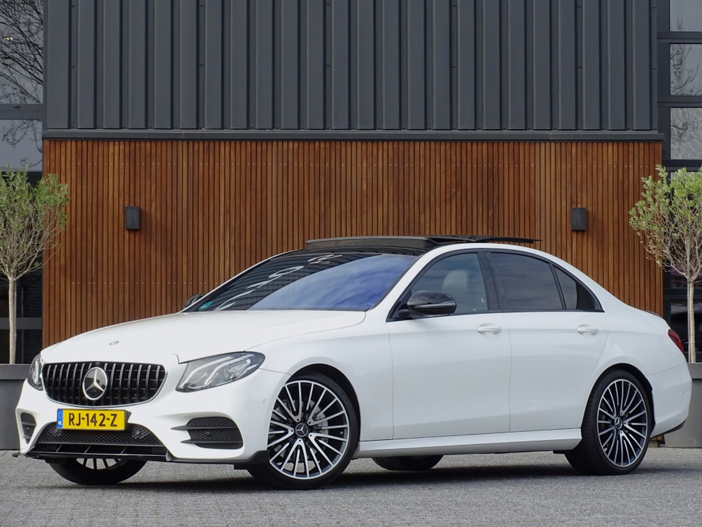Mercedes-Benz E-Klasse 220 d automaat / Prestige Plus / AMG pakket / LED