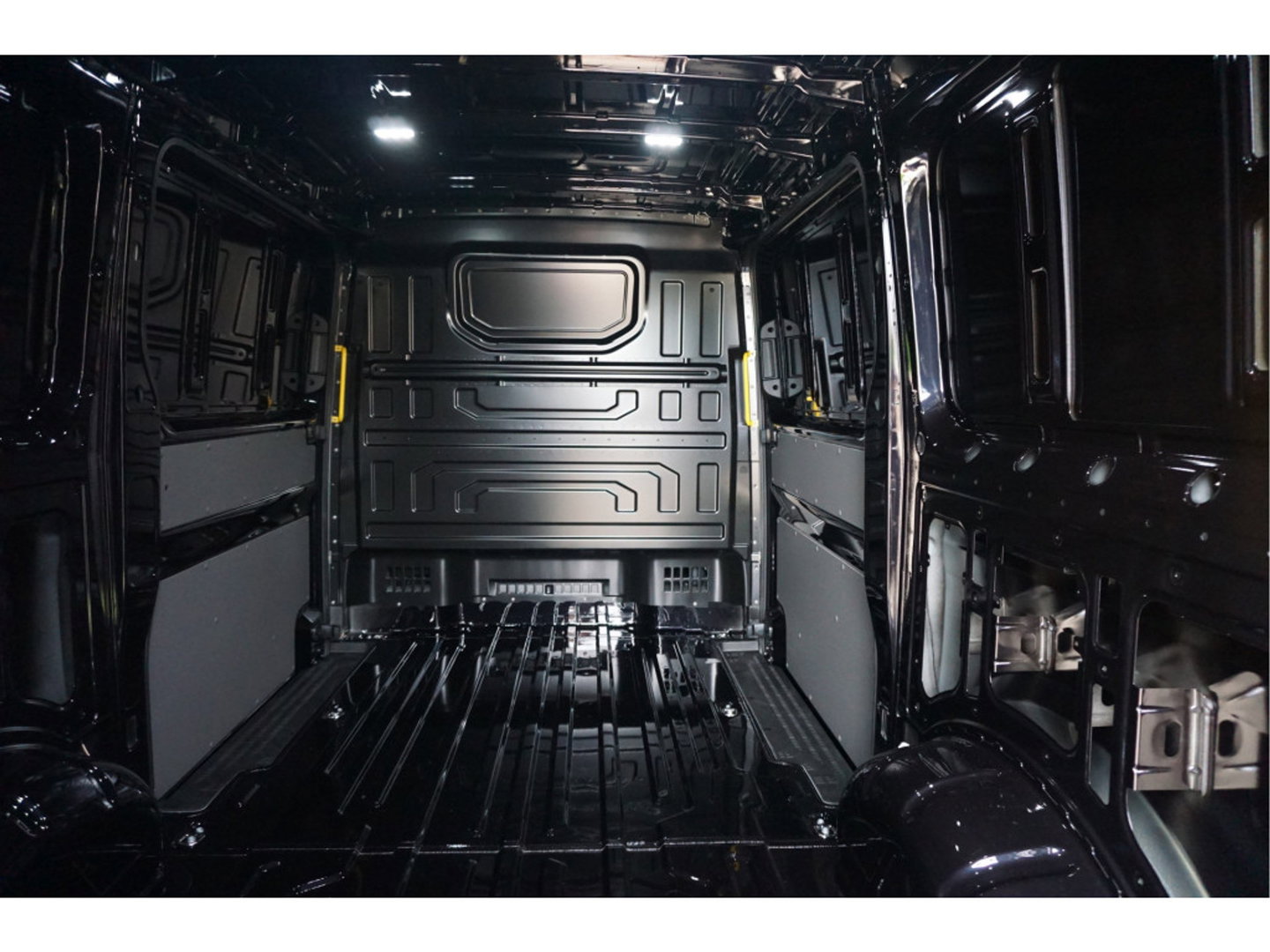 Volkswagen Crafter 35 177PK L3H2 AUT Facelift BPM VRIJ!! 13" Navi, Cam, Gev. Stoel, Alarm, LED!! NR. 345