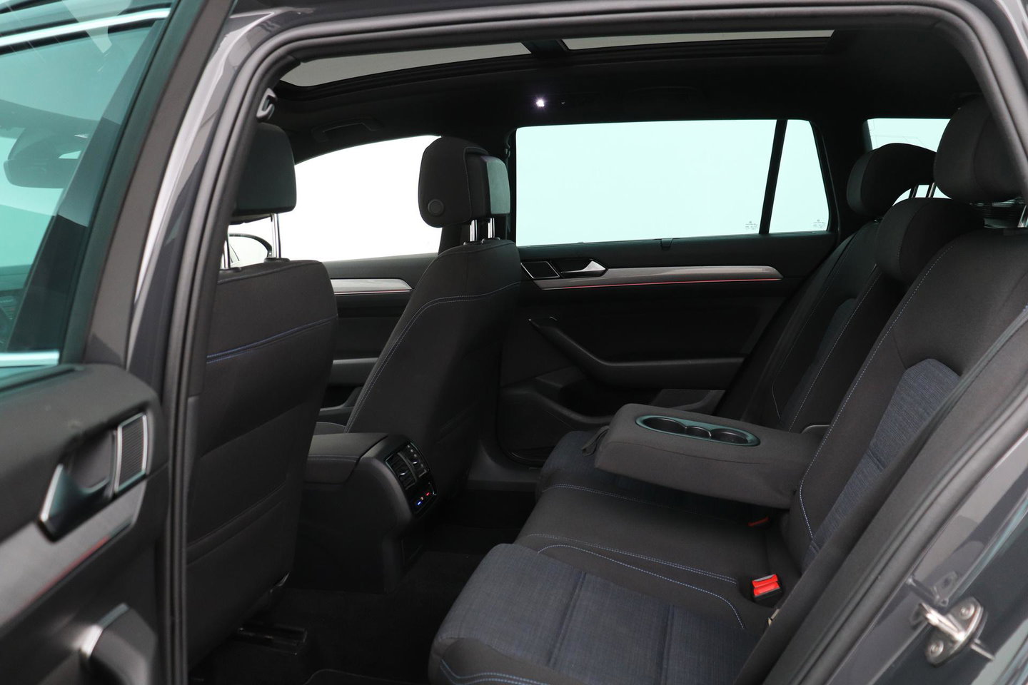 Volkswagen Passat Variant 1.4 TSI PHEV GTE Business | Massage | Panoramadak | 360° Camera | ACC | Standkachel | DCC | Matrix LED