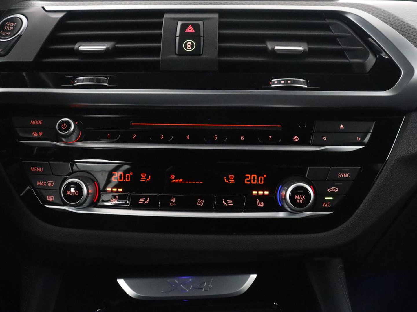 BMW X4 xDrive20i High Executive Edition M-sport | Panoramadak | Leder | Trekhaak | Camera | Sfeerverlichting | Stoelverwarming | Full LED | Climate control | Park assist | Cruise control |