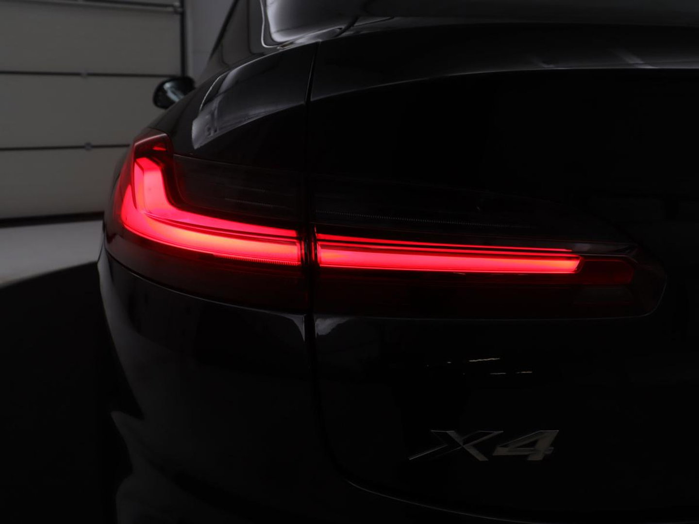 BMW X4 xDrive20i High Executive Edition M-sport | Panoramadak | Leder | Trekhaak | Camera | Sfeerverlichting | Stoelverwarming | Full LED | Climate control | Park assist | Cruise control |
