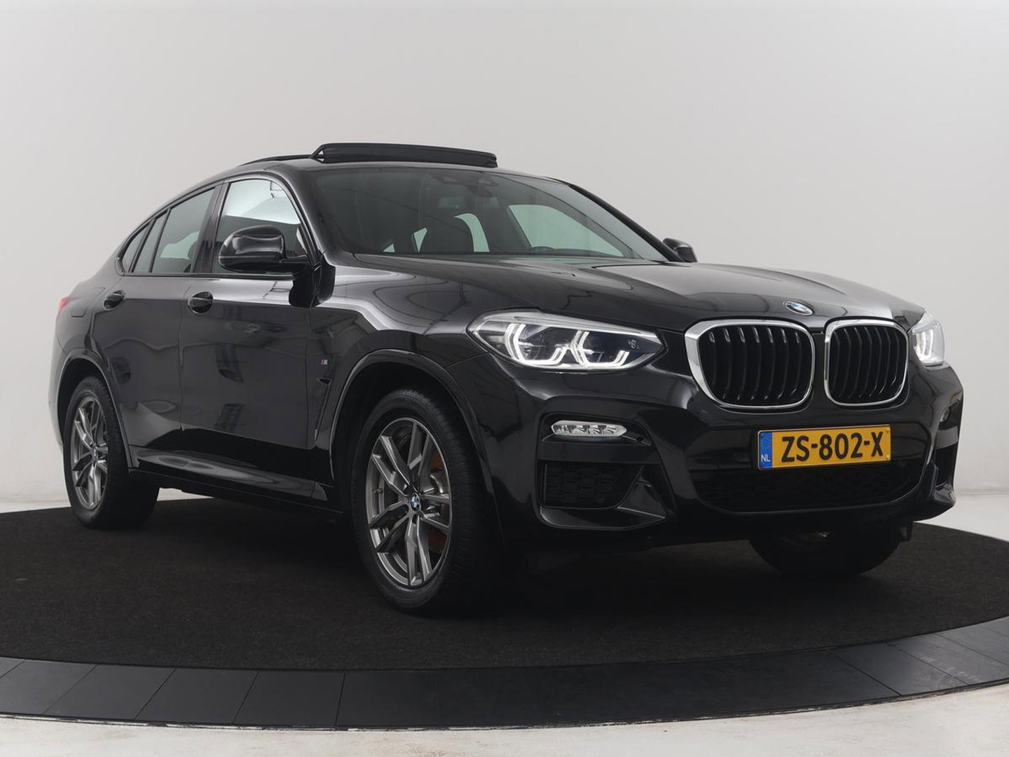 BMW X4 xDrive20i High Executive Edition M-sport | Panoramadak | Leder | Trekhaak | Camera | Sfeerverlichting | Stoelverwarming | Full LED | Climate control | Park assist | Cruise control |