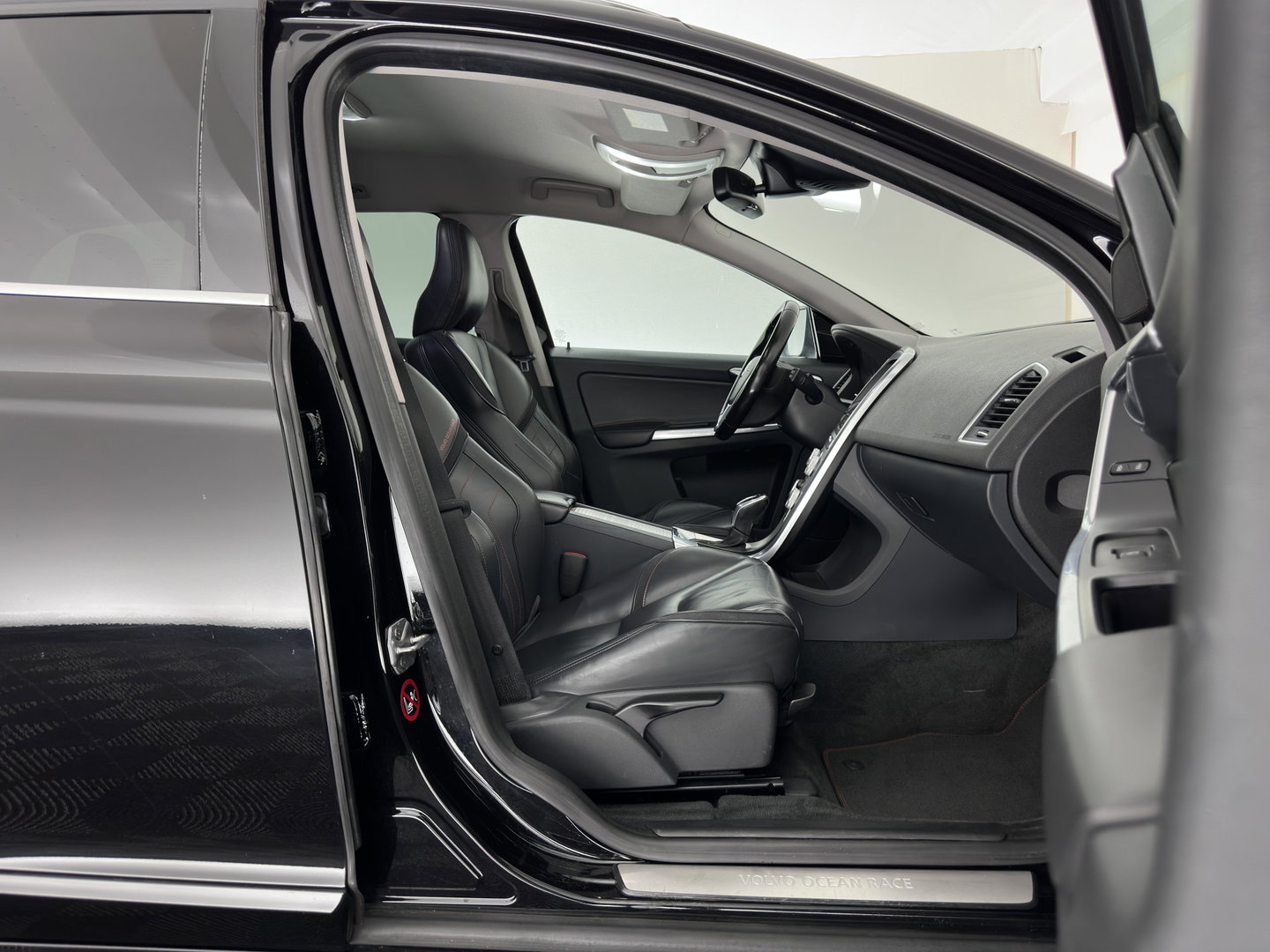 Volvo XC60 2.0 D3 FWD Ocean Race Aut. *LEATHER | HEATED-COMFORTSEATS | NAVI-FULLMAP | PRIVACY-GLASS | ECC | PDC | CRUISE | 18''ALU*