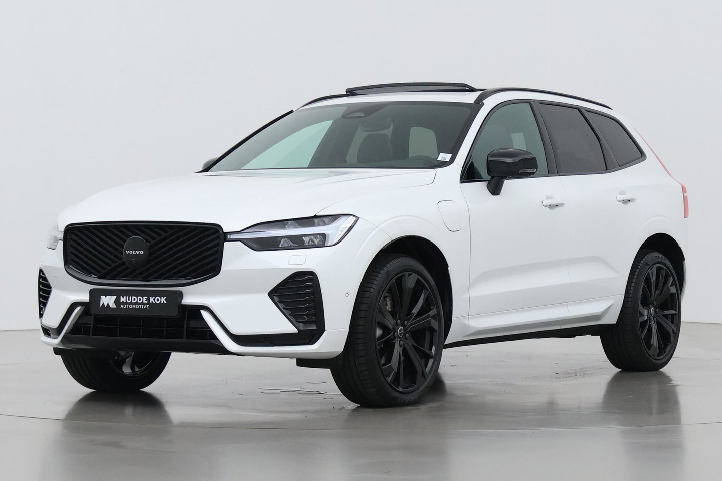 Volvo XC60 T6 Plus Black Edition | Harman/Kardon | Pilot Assist | Panoramadak | 360° Camera | Head-Up | Stoel+Stuurverwarming | 21 Inch