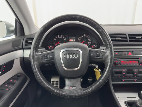 Audi A4 Limousine 4.2 V8 RS 4 Quattro