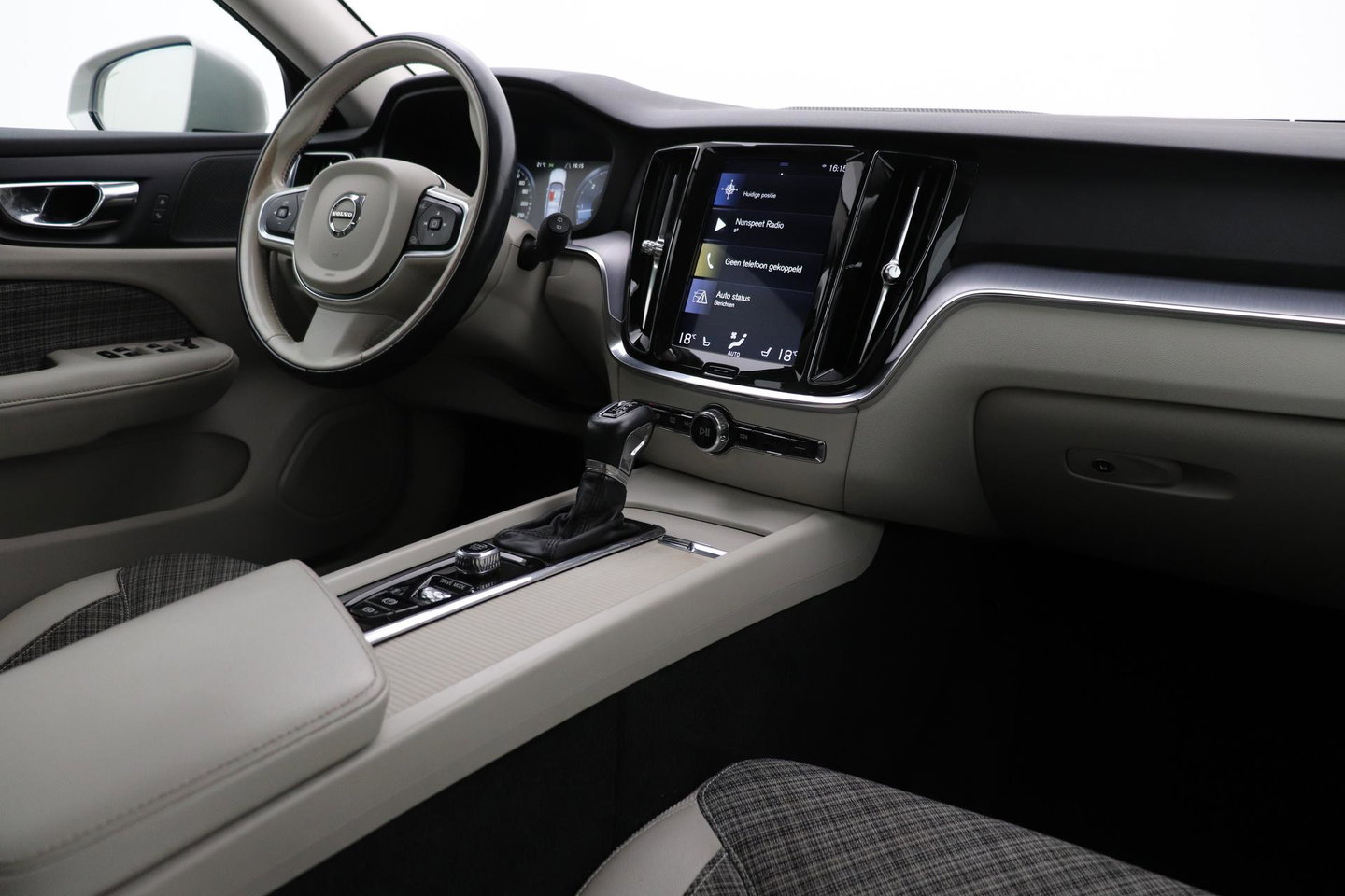 Volvo V60 2.0 D4 Inscription | Harman/Kardon | Pilot-assist | BLIS | Trekhaak | Stoelverwarming | Carplay | ACC