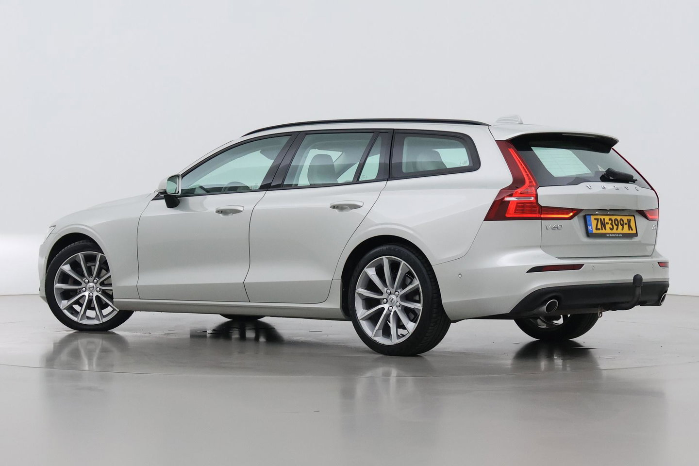 Volvo V60 2.0 D4 Inscription | Harman/Kardon | Pilot-assist | BLIS | Trekhaak | Stoelverwarming | Carplay | ACC