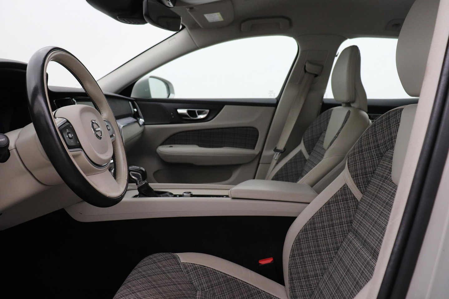 Volvo V60 2.0 D4 Inscription | Harman/Kardon | Pilot-assist | BLIS | Trekhaak | Stoelverwarming | Carplay | ACC