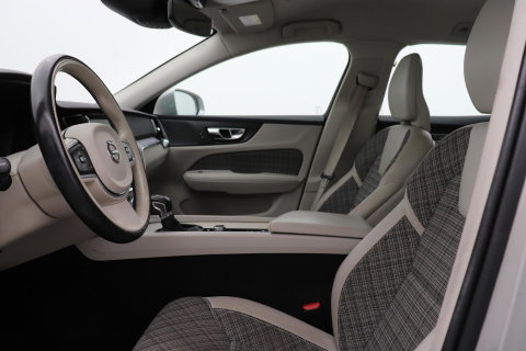 Volvo V60 2.0 D4 Inscription | Harman/Kardon | Pilot-assist | BLIS | Trekhaak | Stoelverwarming | Carplay | ACC