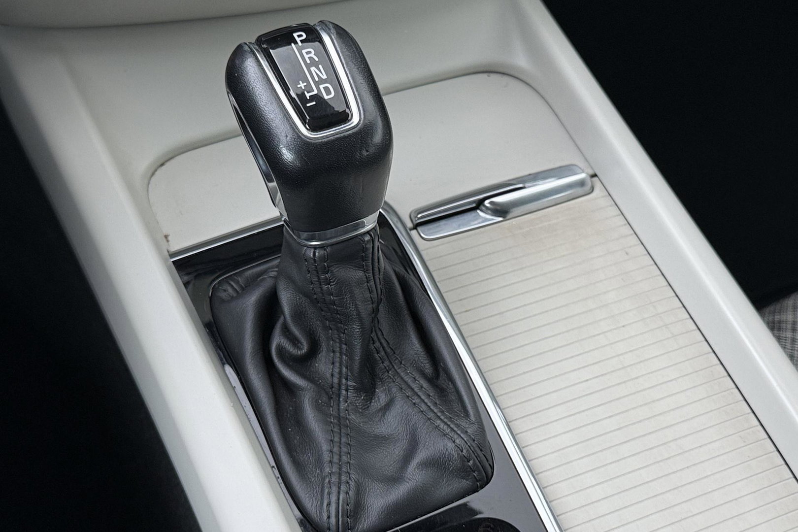 Volvo V60 2.0 D4 Inscription | Harman/Kardon | Pilot-assist | BLIS | Trekhaak | Stoelverwarming | Carplay | ACC