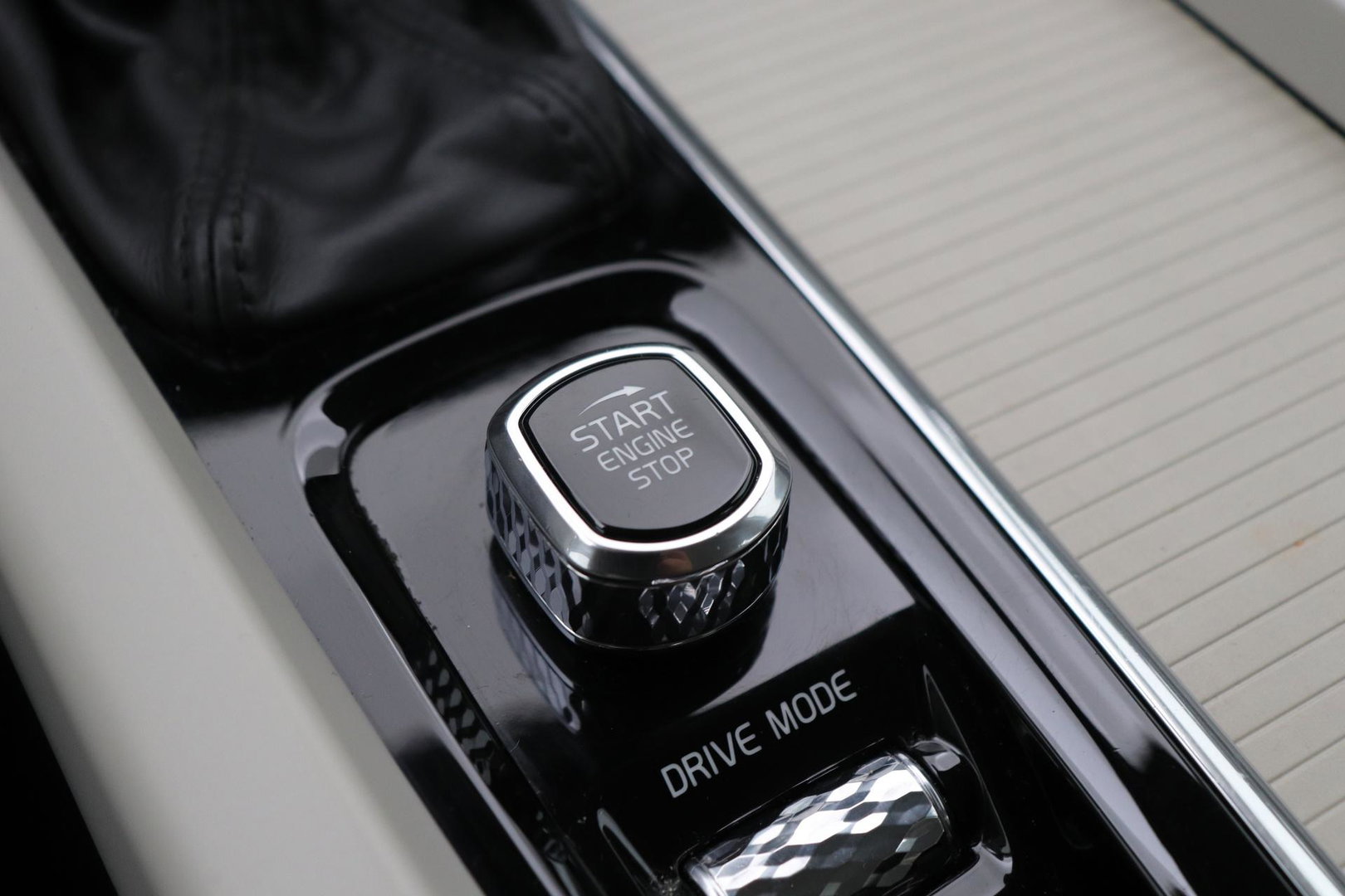 Volvo V60 2.0 D4 Inscription | Harman/Kardon | Pilot-assist | BLIS | Trekhaak | Stoelverwarming | Carplay | ACC