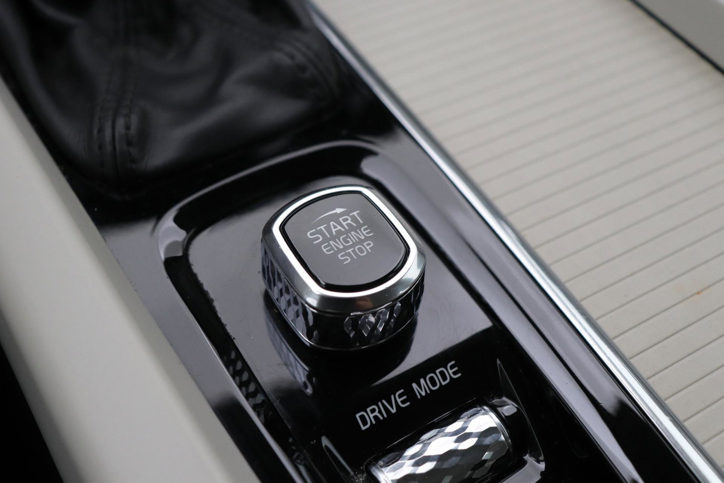 Volvo V60 2.0 D4 Inscription | Harman/Kardon | Pilot-assist | BLIS | Trekhaak | Stoelverwarming | Carplay | ACC