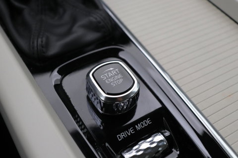 Volvo V60 2.0 D4 Inscription | Harman/Kardon | Pilot-assist | BLIS | Trekhaak | Stoelverwarming | Carplay | ACC
