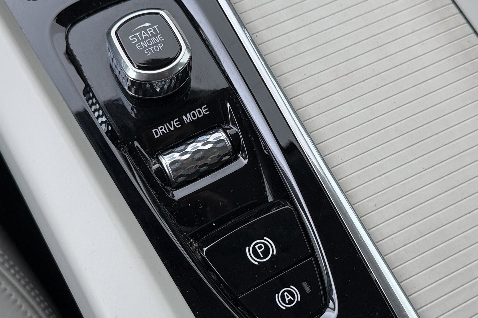 Volvo V60 2.0 D4 Inscription | Harman/Kardon | Pilot-assist | BLIS | Trekhaak | Stoelverwarming | Carplay | ACC