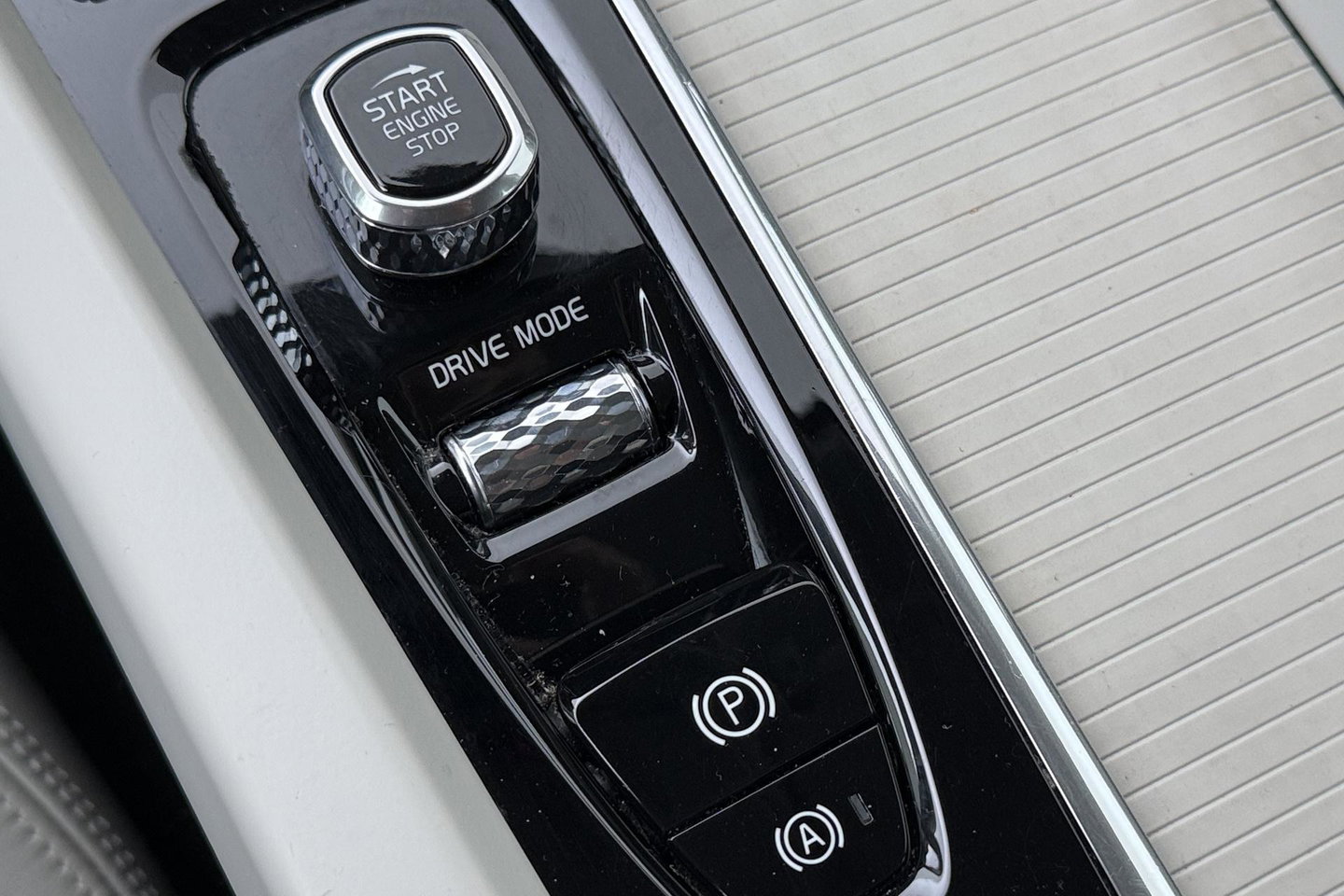 Volvo V60 2.0 D4 Inscription | Harman/Kardon | Pilot-assist | BLIS | Trekhaak | Stoelverwarming | Carplay | ACC