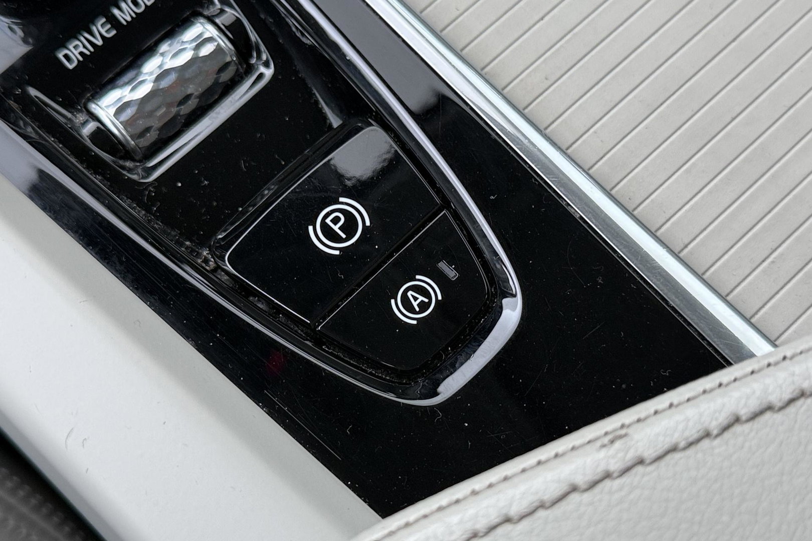 Volvo V60 2.0 D4 Inscription | Harman/Kardon | Pilot-assist | BLIS | Trekhaak | Stoelverwarming | Carplay | ACC