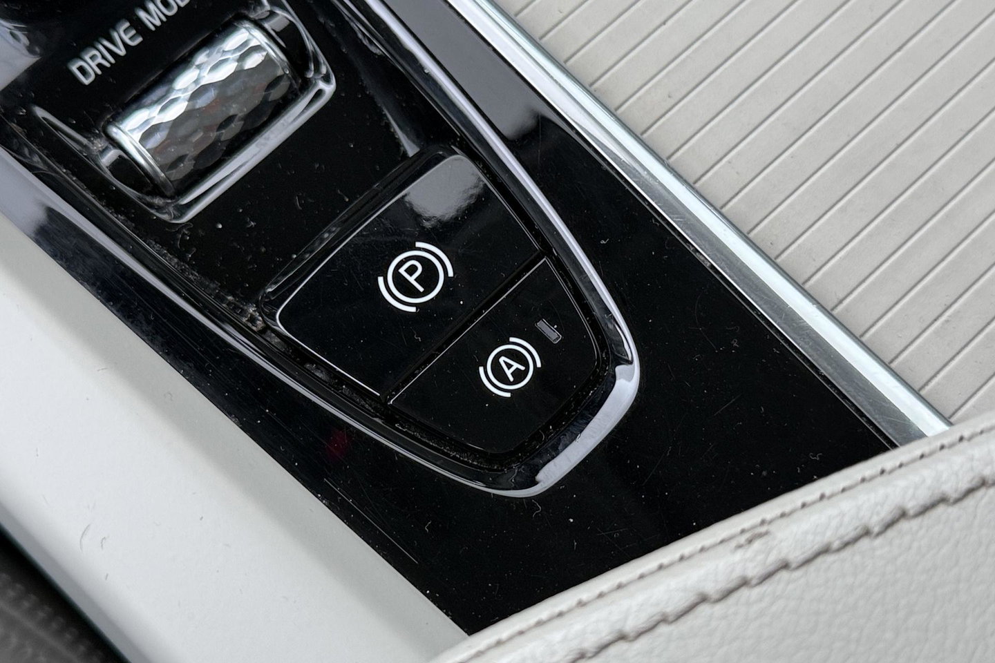 Volvo V60 2.0 D4 Inscription | Harman/Kardon | Pilot-assist | BLIS | Trekhaak | Stoelverwarming | Carplay | ACC